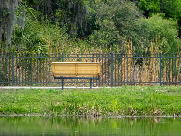 Banco de vigia Wet Retention Pond Imagem De Stock