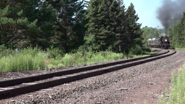 ノースショア風景鉄道列車は 歴史的なダルース ユニオン デポを出発し ダルースのダウンタウン キャナルパーク スペリオル湖の海岸沿い 雄大な北の森の奥深くを散策します — ストック動画