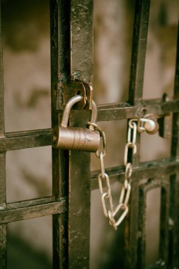 bir demir kafes zincir ile kilitlemek