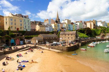 Picturesque Tenby Limanı sular çekildiğinde ele geçirildi. Renkli evleri aydınlatan güneşli güzel bir gün..