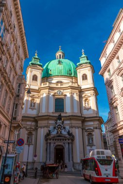 Vienna, Avusturya - 02 Ağustos 2017: St. Peter Kilisesi (Peterskirche) - Barok Roma Katolik parish Kilisesi Viyana, Avusturya