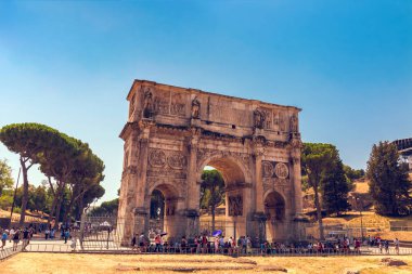 Rome, İtalya - 09 Ağustos 2017: Zafer Arch Konstantin yakınlarında Kolezyum Roma, İtalya