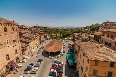 Yukarıdan küçük İtalyan kasabası Siena