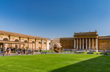 Vatikan avluda Küre İçi Heykel