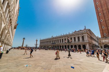 Venedik'te çok sayıda turistin olduğu San Marco meydanı (meydan)