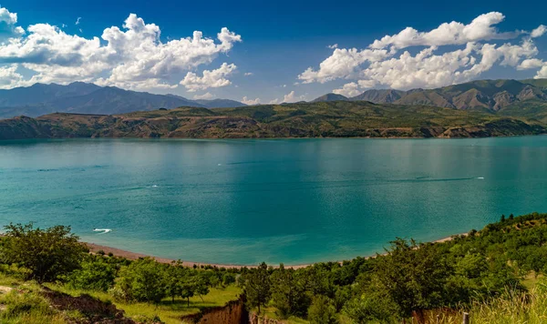 Lake in mountains on summer — Stock Photo, Image