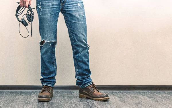 Чоловік в джинсах з навушниками — стокове фото