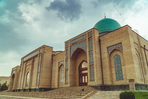 Широкий обзор мечети — стоковое фото