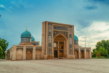 Akşam gökyüzü üzerinde Medrese