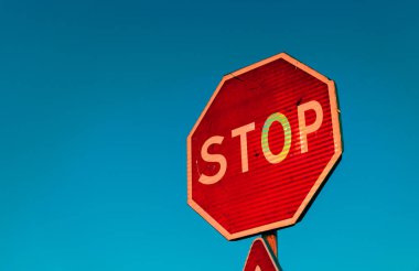Kırmızı dur yol işareti