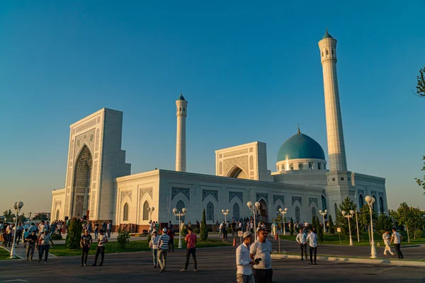Morgon nära Tasjkent moskén — Stockfoto