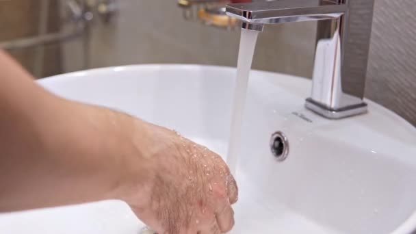 Hombre adulto lavándose la mano usando jabón antibacteriano — Vídeos de Stock
