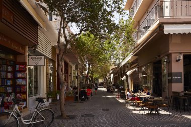 Chania, Yunanistan - 19 Mayıs 2018: Sokak görünümü Hanya eski şehir. Şehir onun muhteşem plajları ve Venedik Mimarlık, yanı sıra ilginç kültürel hayat ve mutfağı ile ünlüdür