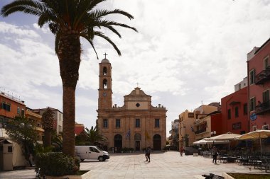 Chania, Yunanistan - 19 Mayıs 2018: Chania Eski kasaba görünümünde kare. Şehir onun muhteşem plajları ve Venedik Mimarlık, yanı sıra ilginç kültürel hayat ve mutfağı ile ünlüdür