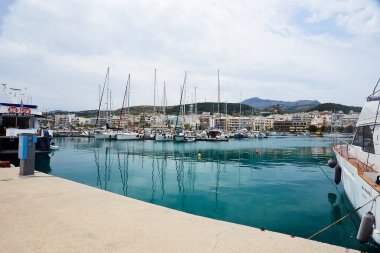RETHYMNO, CRETE Adayı, GREECE - 30 Mayıs 2019: Rethymno limanındaki güzel büyük beyaz yatlar, Girit Adası, Yunanistan