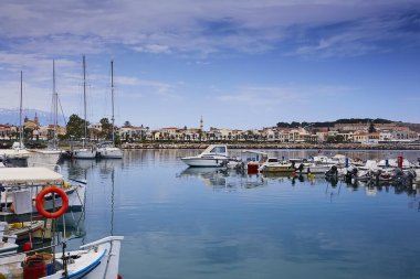 RETHYMNO, CRETE Adayı, GREECE - 30 Mayıs 2019: Rethymno limanındaki güzel yatlar, Girit Adası, Yunanistan.