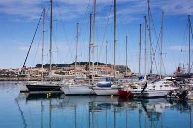 RETHYMNO, CRETE Adayı, GREECE - 30 Mayıs 2019: Rethymno limanındaki güzel yatlar, Girit Adası, Yunanistan.