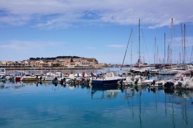 RETHYMNO, CRETE Adayı, GREECE - 30 Mayıs 2019: Rethymno limanındaki güzel yatlar, Girit Adası, Yunanistan.
