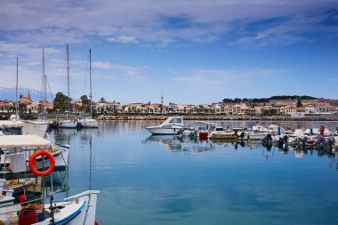 RETHYMNO, CRETE Adayı, GREECE - 30 Mayıs 2019: Rethymno limanındaki güzel yatlar, Girit Adası, Yunanistan.