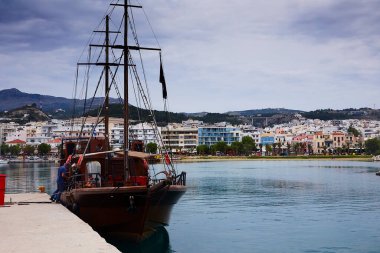 RETHYMNO, CRETE Adayı, GREECE - 30 Mayıs 2019: Rethymno Limanı 'ndaki Santa Maria korsan turizm gemisi