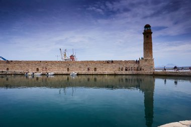 RETHYMNO, CRETE Adayı, GREECE - 30 Mayıs 2019: Rethymno limanındaki Venedik deniz fenerinin güzel manzarası