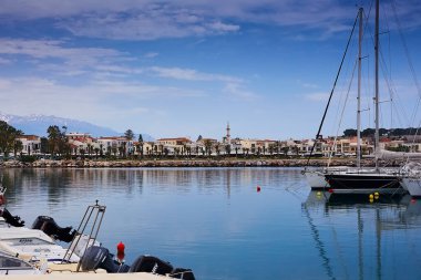 RETHYMNO, CRETE Adayı, GREECE - 30 Mayıs 2019: Rethymno limanındaki güzel yatlar, Girit Adası, Yunanistan.