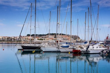 Yunanistan 'ın Girit adasındaki Rethymno limanında güzel yatlar
