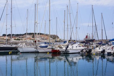 RETHYMNO, CRETE Adayı, GREECE - 30 Mayıs 2019: Rethymno limanındaki güzel büyük beyaz yatlar, Girit Adası, Yunanistan