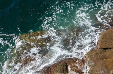 Dalgalar kayalara çarpıyor