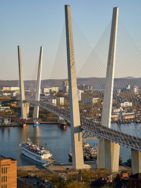 Vladivostok'ta altın köprü düşüş kirişlerinde    