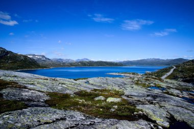 Gölün üstüne dağ, Norveç