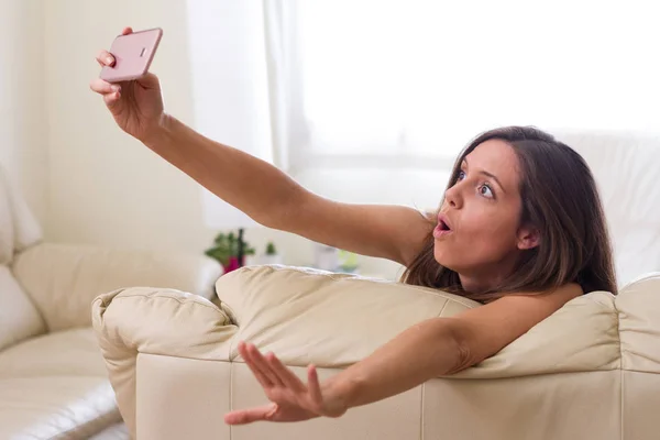 Joven Hermosa Morena Europea Haciendo Una Selfie Con Móvil Rosa — Foto de Stock