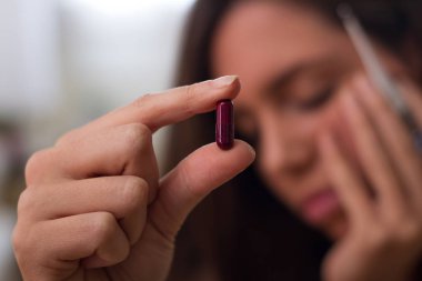 Beyaz el hasta genç esmer kız ateş, baş ağrısı, kronik hastalık ve beyaz termometre için tıp hap holding; üzgün bir yüz ile kapalı gözlerle