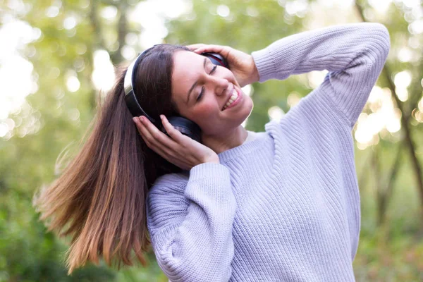 Kaukasische Europese Jonge Vrouw Meisje Luisteren Naar Muziek Met Helmen — Stockfoto