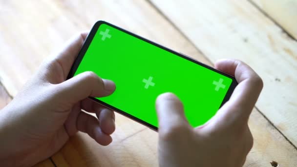 近距离手持触摸屏设备的商业人手使用玩手机游戏与绿色屏幕显示智能手机 手持有商业金融智能手机 — 图库视频影像