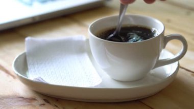 Closeup Kupası organik kahve espresso ve yüksek kalite seçimi elinde, ofis ahşap bir masa üzerinde geliştiricisidir. 4k video görüntüleri