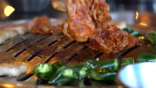 Close Shot Men Hand Cooking Korean Grilled Pork Belly Green — Stock Video