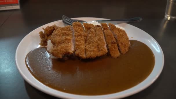 Fűszeres Japán Curry Rice Tonkatsu Vágott Hadd Sült Sertéshús Tábla — Stock videók