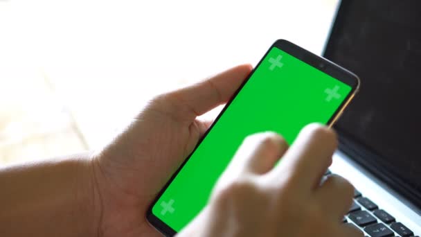 Close Segurando Touchscreen Device Business Man Hands Using Green Screen — Vídeo de Stock