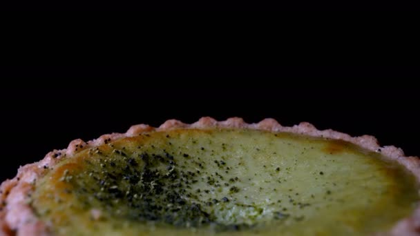 Nahaufnahme Makro Aus Matcha Grüntee Käsekuchen Torte Auf Schwarzem Hintergrund — Stockvideo