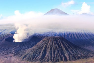 Bromo Dağı 'nın manzarası, Endonezya Sabah dumanlı