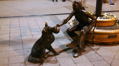 Budapeşte 'de köpeği ile oynayan bir kız heykeli