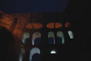 Plastovy 'nin alt manzarası Cesky Krumlov Kalesi' nin çoğu gece aydınlandı, Çek Cumhuriyeti 'nin UNESCO miras bölgesi 