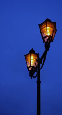 Gece parlayan bir sokak tarihi lamba