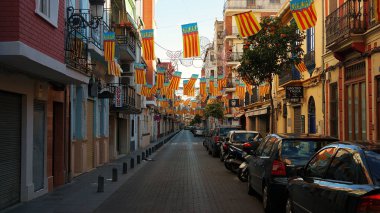 Las Fallas Festivali sırasında Valencia bayrakları ile dekore Valencia bir sokak, İspanya
