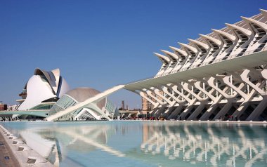 Hemisferik Sinema, Opera Binası ve Bilim Müzesi, İspanya'nın Valencia kentindeki Sanat ve Bilim Kenti'nde suya yansıdı