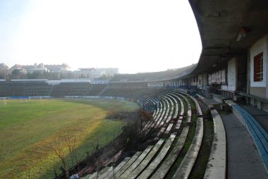 Brno 'da terk edilmiş ve çürüyen futbol stadyumunun boş trikleri, Urbex 