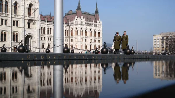 Гвардійської Парламентської Будівлі Парламенту Угорщини Будапешті Відображено Воді — стокове фото
