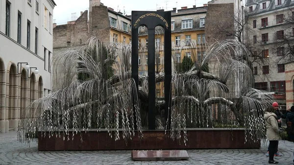 Budapeşte, Macaristan: Büyük Sinagog tarafından Yahudi mahallesinde bir Holokost Anıtı, ağlayan bir söğüt ağacı gibi görünüyor