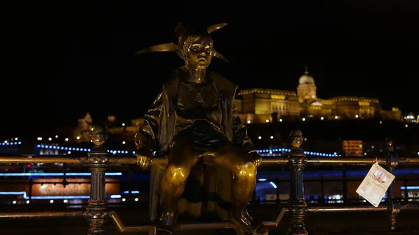 Scène Nocturne Statue Petite Princesse Par Danube Avec Château Illuminé — Photo